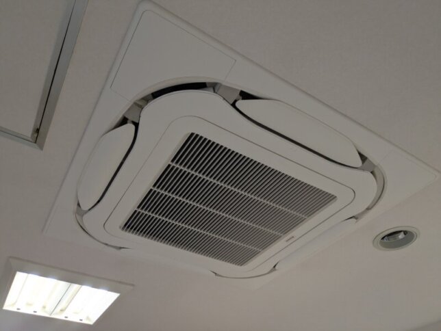 今回のヘアークラブハーツさんの業務用エアコン