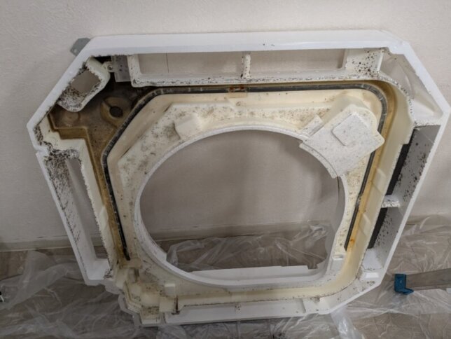 たった３年使用した業務用エアコンのドレンパン