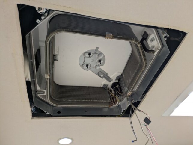 洗浄前の業務用エアコンの熱交換器