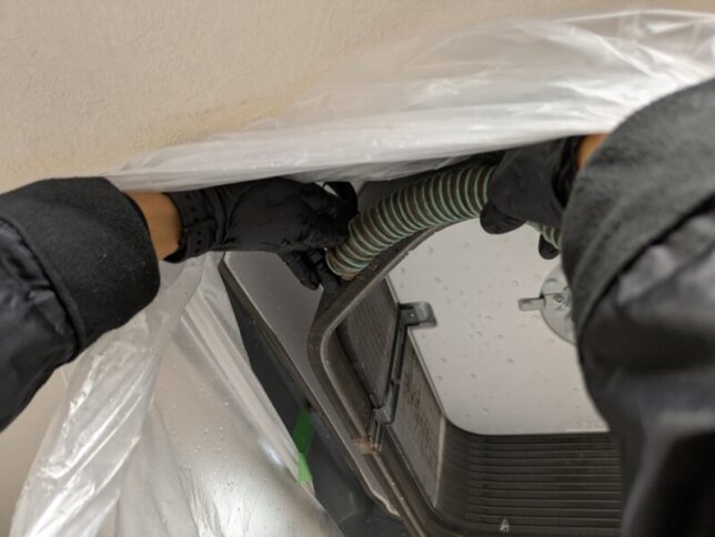 ドレンホースの洗浄の様子