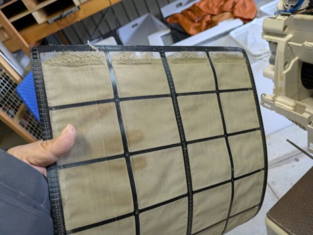 リビングでキッチンの隣りのエアコンなので油汚れが凄い