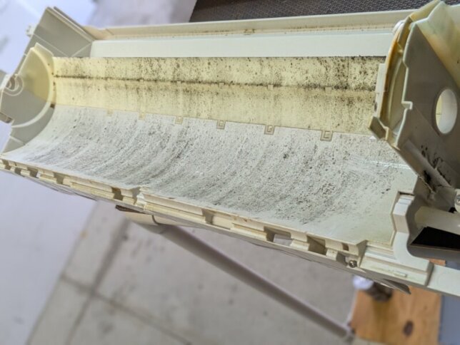 ファンを外したケーシングカビが飛び散っていそう