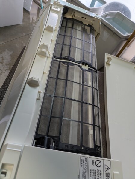 二階のエアコンはそれ程フィルターの汚れが少なかった