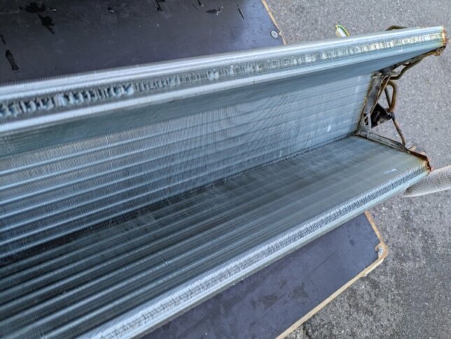 熱交換器の裏も洗浄してスッキリ