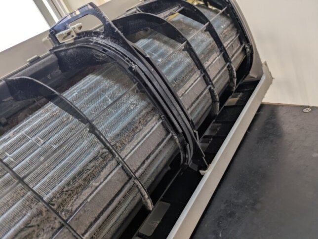 ダイキンの洗浄前の熱交換器