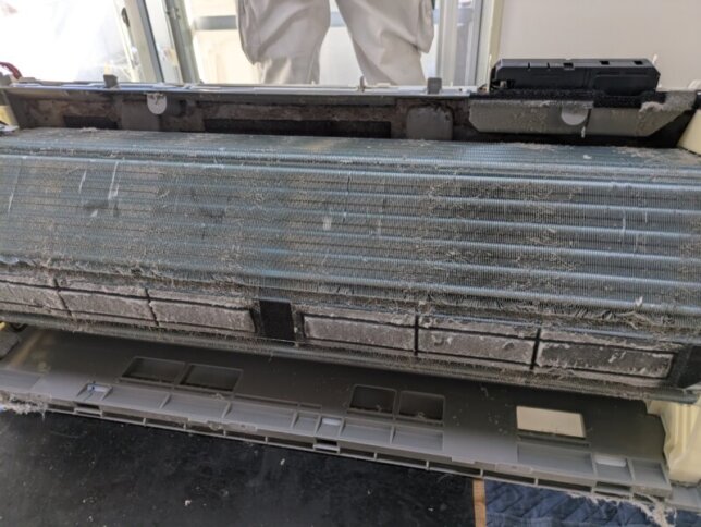 一度もエアコンクリーニングをしていないのでさすがに汚れている