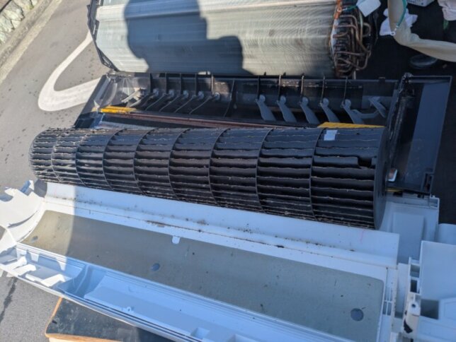 分解した日立のエアコン