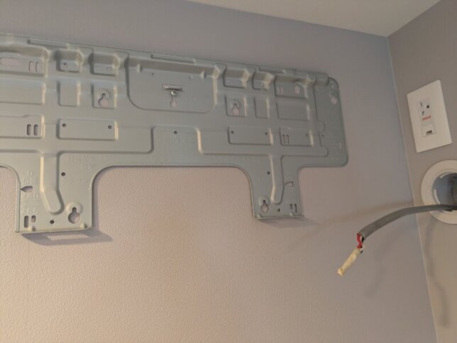 背板を挙げて取付け