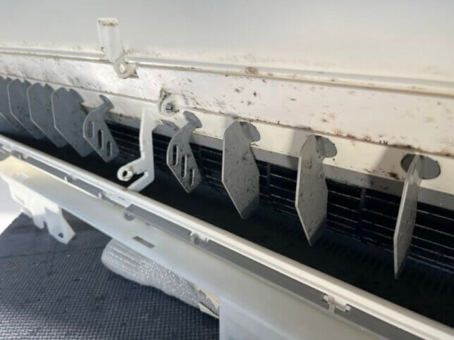 エアコン内部の油汚れとカビ