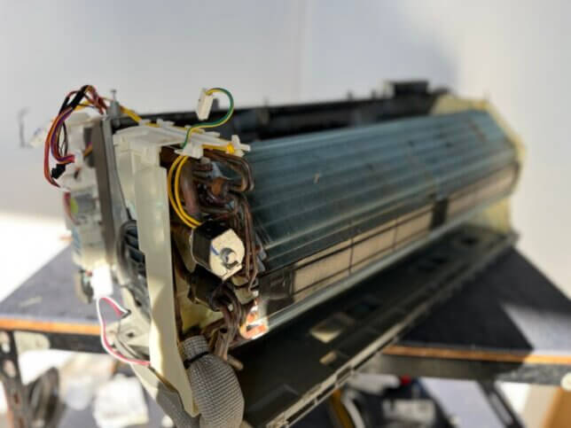 ドレンパン内部のカビ汚れ