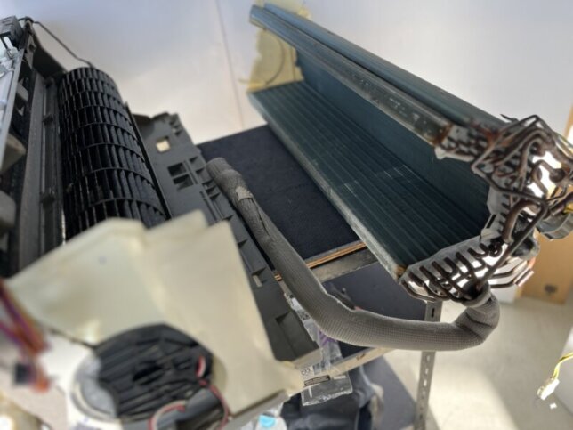 キッチン油を吸ったエアコン内部