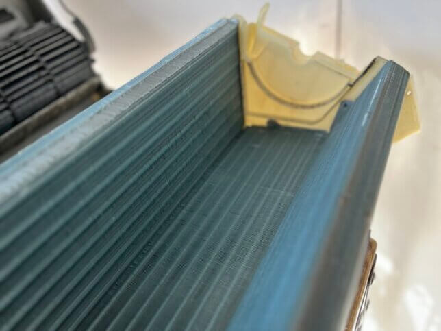 分解されたエアコン部品の汚れ