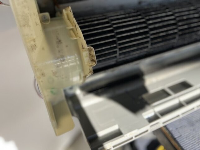 エアコン部品の徹底洗浄前