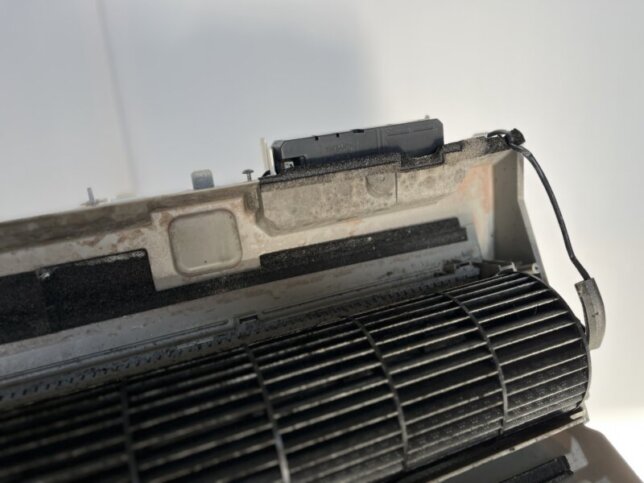 カビが付着したエアコンパーツ