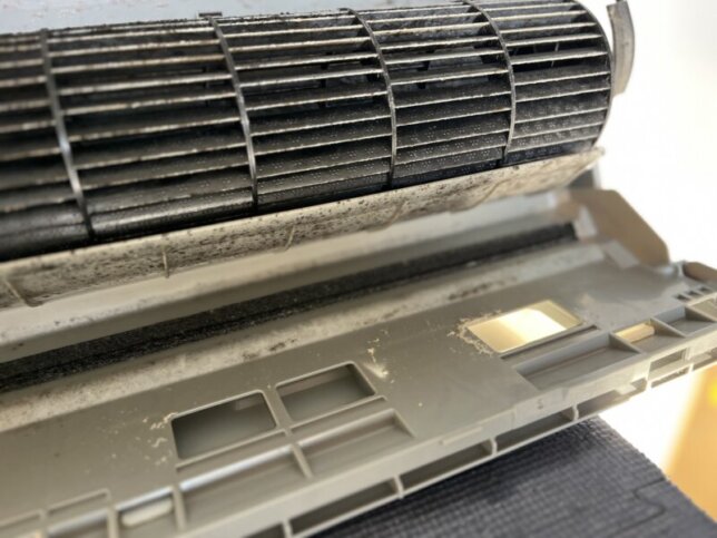 エアコン内部のホコリと油