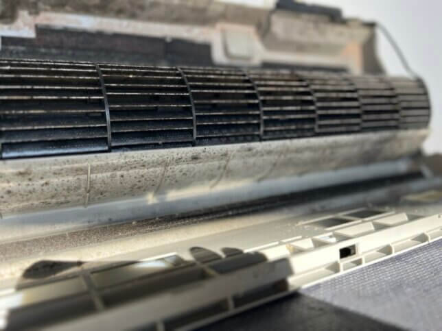 エアコン分解洗浄で取り外した部品