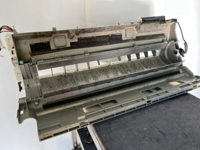 油汚れが付着したエアコンファン