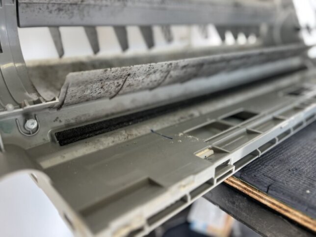 分解されたエアコンパーツ一覧