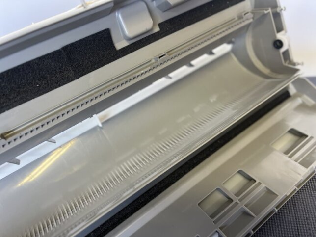 エアコン洗浄前 汚れたパーツ