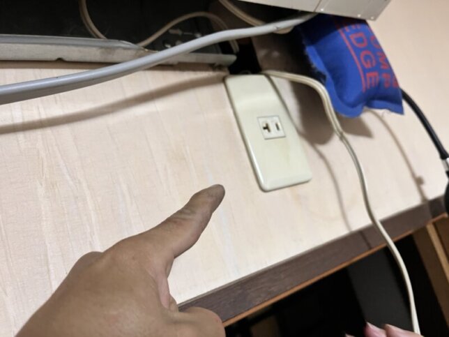 三菱 ノーマルエアコン 配管穴の隙間とコンセント周りの汚れの様子