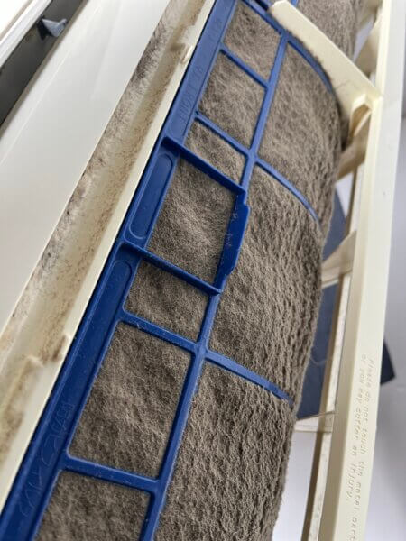 大阪府守口市 三菱 ノーマルエアコン 分解洗浄前の汚れの様子