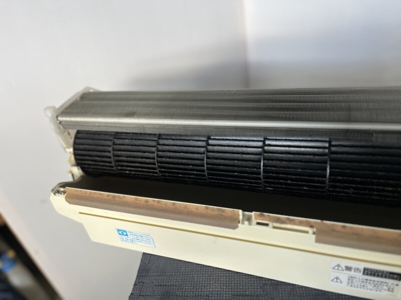 三菱 ノーマルエアコン 分解完了後の汚れの様子