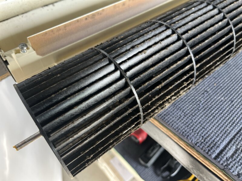 三菱 ノーマルエアコン 汚れの様子 拡大