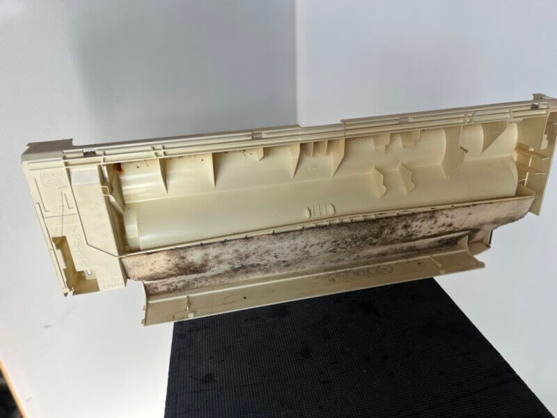 三菱 ノーマルエアコン パーツ洗浄後の様子1