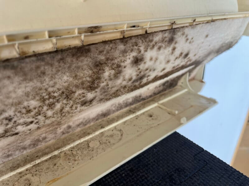 三菱 ノーマルエアコン クリーニング工程の様子3