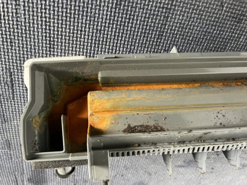 三菱 ノーマルエアコン クリーニング工程の様子1