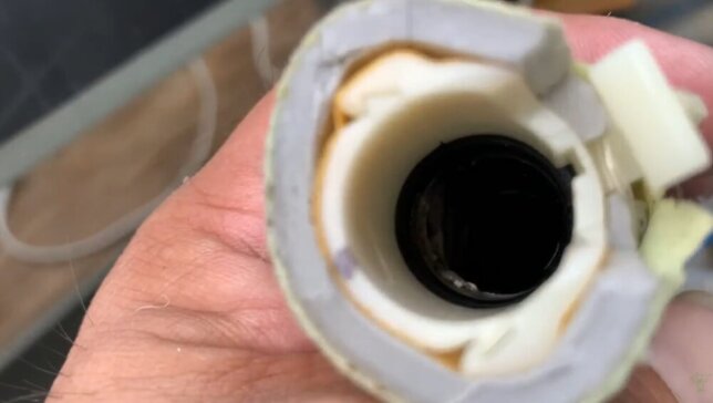 ドレンホースも汚れています