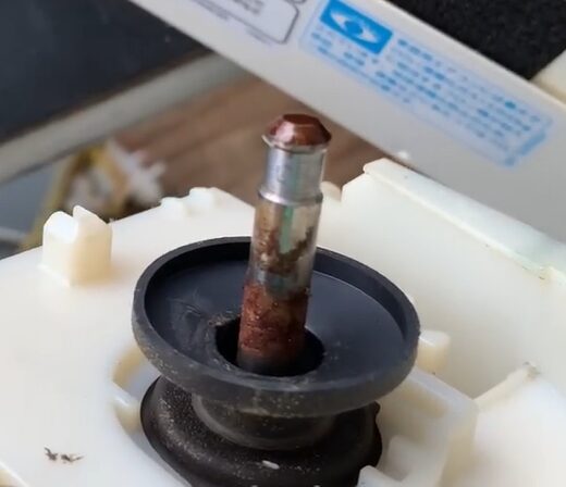 何とかファンとモーターを取り外す事が出来ました！