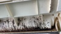 大阪府吹田市のお客様「3ヶ月前に洗ったのに…」エアコンの水漏れと悪臭が再発した驚きの原因とは?