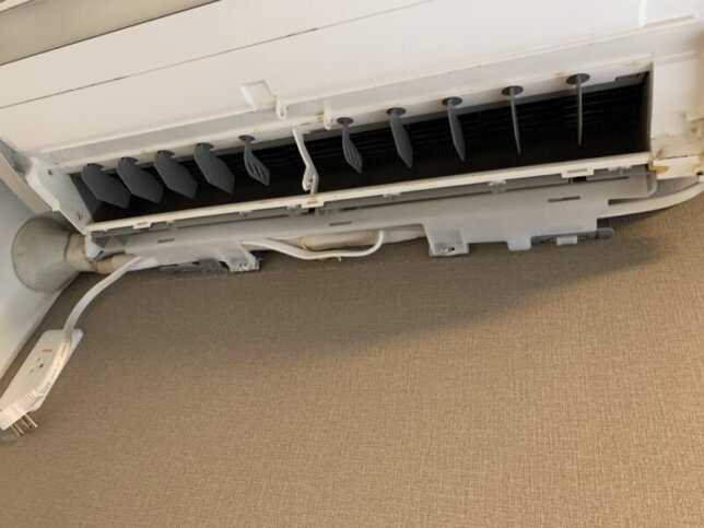 左右でエアコンの爪がしっかりと入って居ない