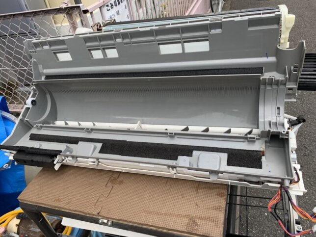 洗浄後のダイキンエアコンのケーシング