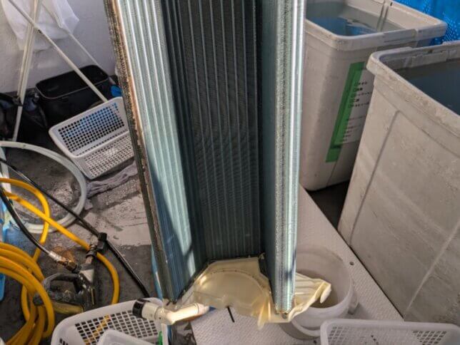 一度もエアコンクリーニングしていない熱交換器の内側