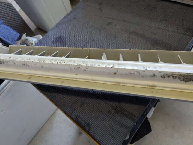 パナソニックのエアコン分解の様子ドレンパン