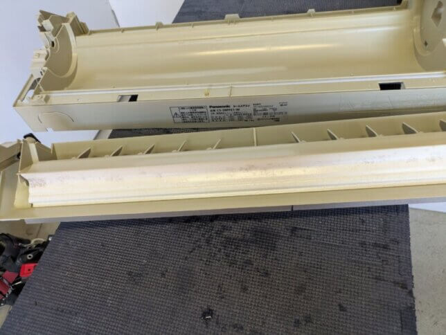 洗浄後のドレンパンとケーシング