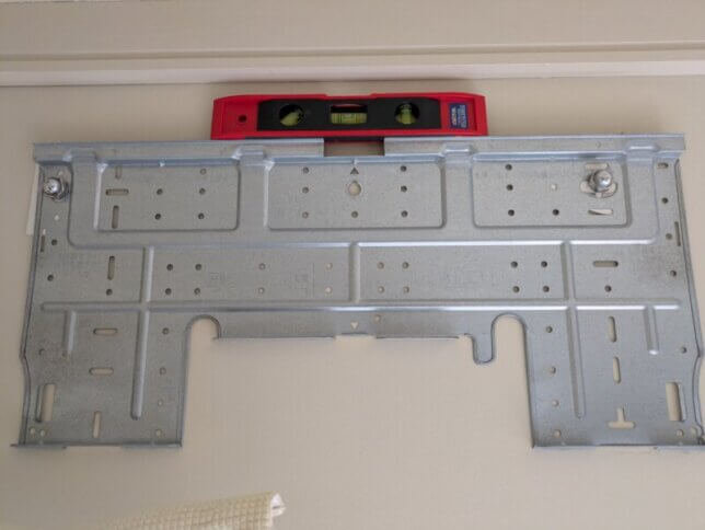 背板が左が上がっている事を水平器は示す