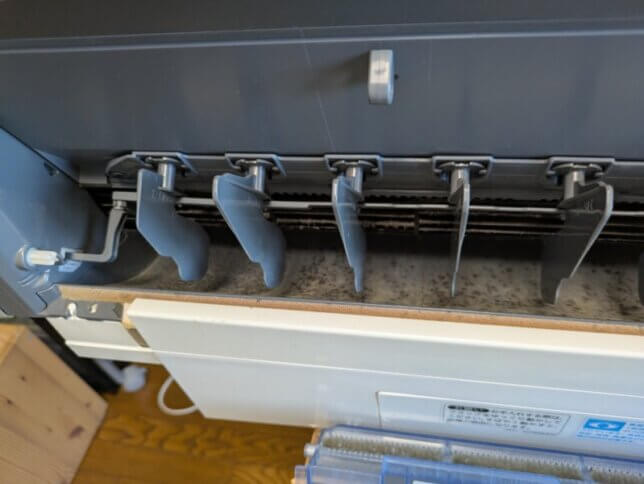 エアコンの吹き出し口から見えるファン飛び散ったカビ