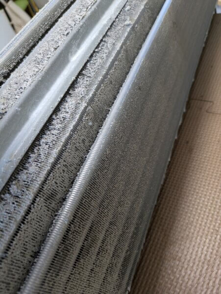 リビング設置のエアコンはフィルターにホコリが。。。