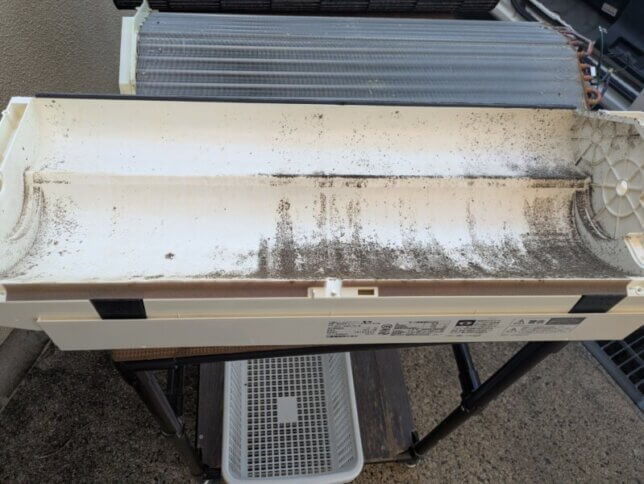 左側がそれ程汚れていなかった。加湿器の影響か？