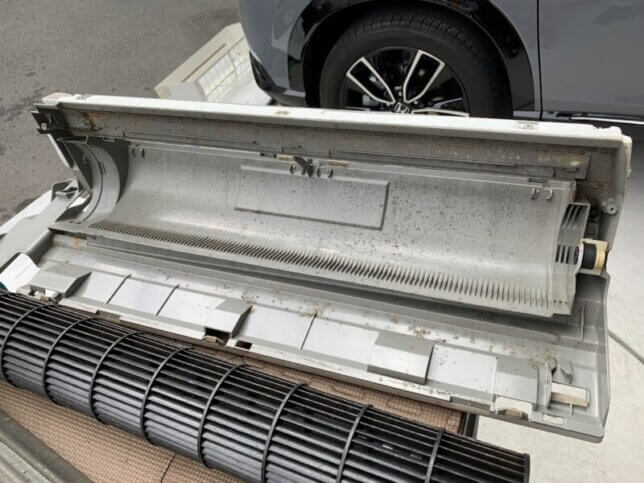 ダイキンのノーマルエアコンを分解したケーシングとファン