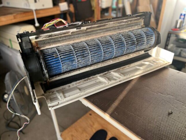 日立のエアコンのファンがカビで複雑な色