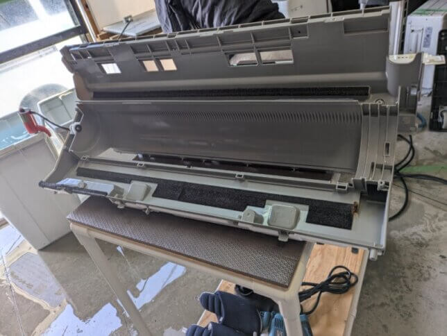 ダイキンのエアコンのケーシングの洗浄後