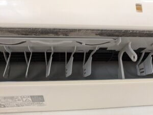 【赤ちゃんも安心】引っ越し先マンションの備え付けエアコンはしっかりとエアコンクリーニングを分解で点検！