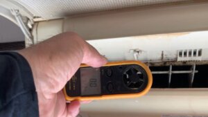 【東大阪市】シャープエアコン完全分解クリーニング｜「風切り音がテレビをかき消すほど」10年分汚れリセット！