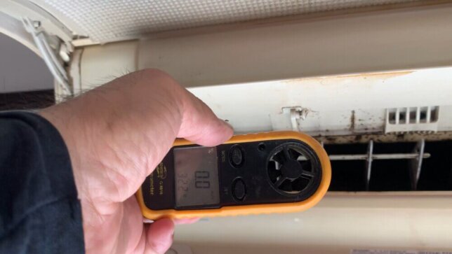 【東大阪市】シャープエアコン完全分解クリーニング｜「風切り音がテレビをかき消すほど」10年分汚れリセット！