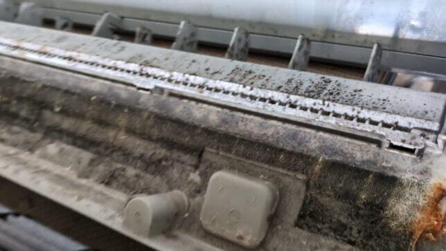 エアコンｎケーシングの汚れ