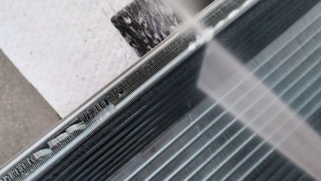 ケルヒャーで熱交換器を洗浄中